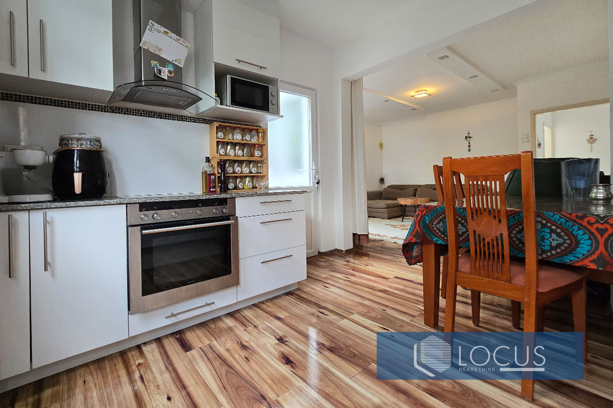 10. Kuhinja sa trpezarijom.jpg